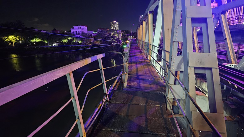 Hiện trường t&agrave;u chở h&agrave;ng đ&acirc;m biến dạng cầu Quay khiến đường sắt bị hư hỏng- Ảnh 5.