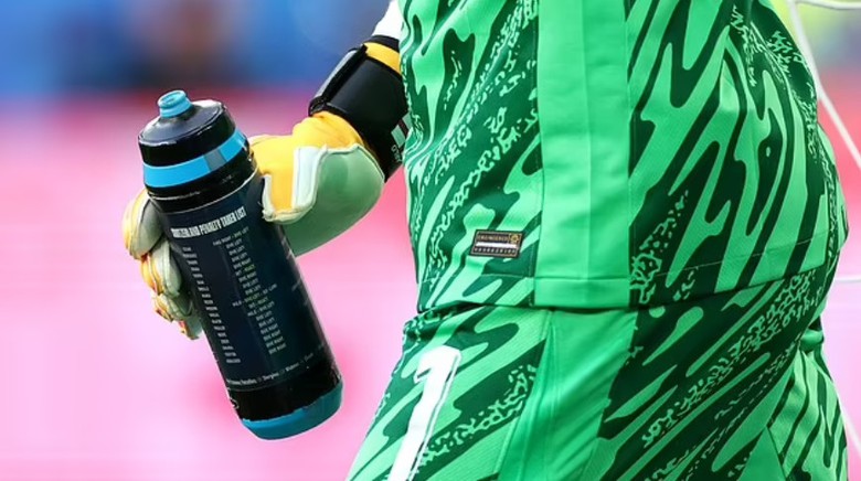 "B&iacute; k&iacute;p" tr&ecirc;n b&igrave;nh nước gi&uacute;p thủ th&agrave;nh tuyển Anh th&agrave;nh người h&ugrave;ng- Ảnh 1.