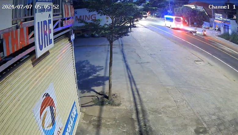 Em A ng&atilde; xe văng ra đường bị xe kh&aacute;ch c&aacute;n qua người (Ảnh cắt từ clip).