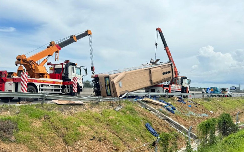 Hiện trường xe kh&aacute;ch đ&acirc;m dải ph&acirc;n c&aacute;ch tr&ecirc;n cao tốc Vĩnh Hảo - Phan Thiết.
