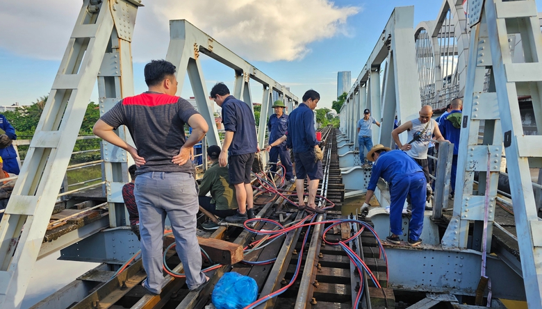 Cầu Quay đ&atilde; th&ocirc;ng tuyến sau sự cố bị t&agrave;u h&agrave;ng đ&acirc;m- Ảnh 1.