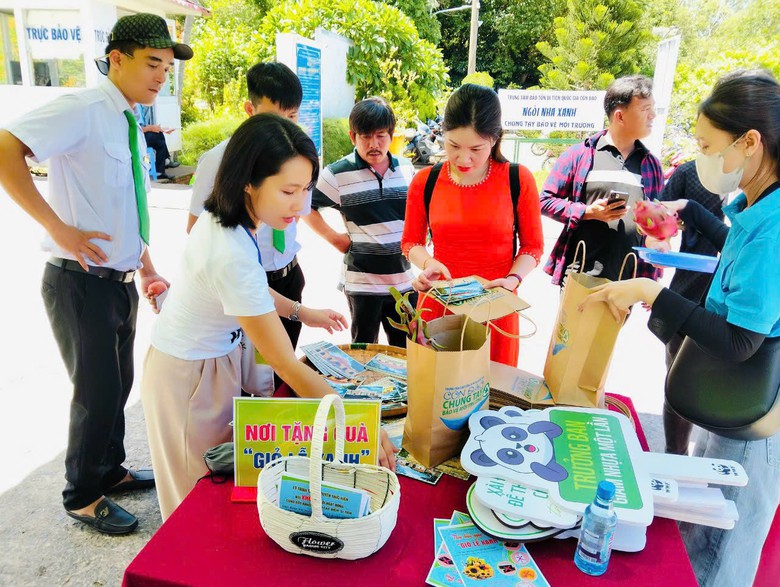 Giỏ lễ xanh, không đốt vàng mã ở Côn Đảo- Ảnh 1.