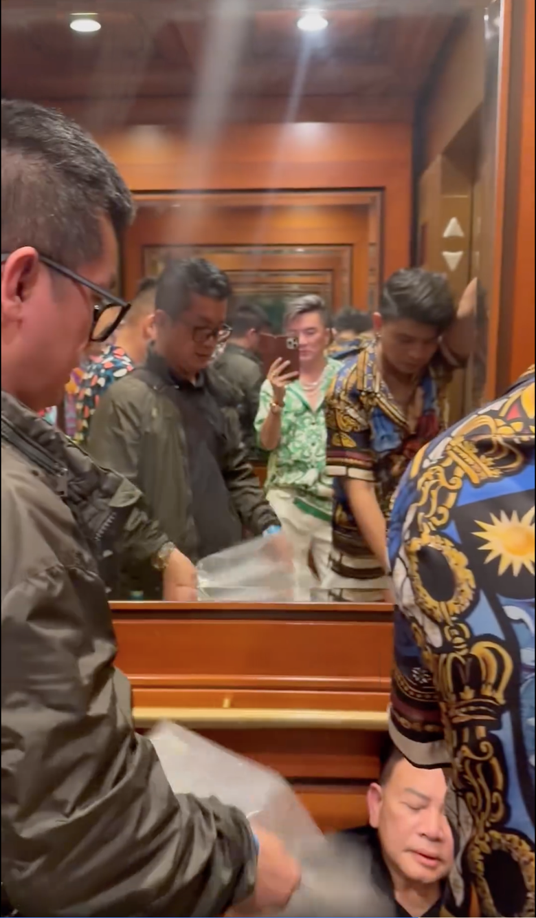 Đàm Vĩnh Hưng gặp sự cố nhớ đời khi kẹt trong thang máy casino- Ảnh 2. Đàm Vĩnh Hưng gặp sự cố nhớ đời khi kẹt trong thang máy casino- Ảnh 2.