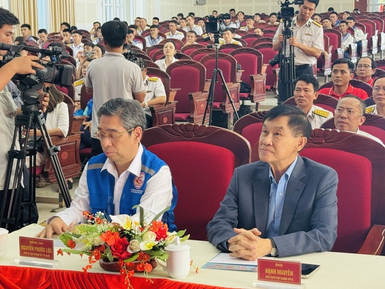 Ông Johnathan Hạnh Nguyễn trao 1 tỷ đồng tặng cán bộ chiến sĩ Vùng 2 Hải quân- Ảnh 1. Ông Johnathan Hạnh Nguyễn trao 1 tỷ đồng tặng cán bộ chiến sĩ Vùng 2 Hải quân- Ảnh 1.