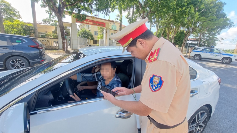Người vi phạm l&uacute;ng t&uacute;ng khi bị giữ bằng l&aacute;i qua VNeID- Ảnh 1.