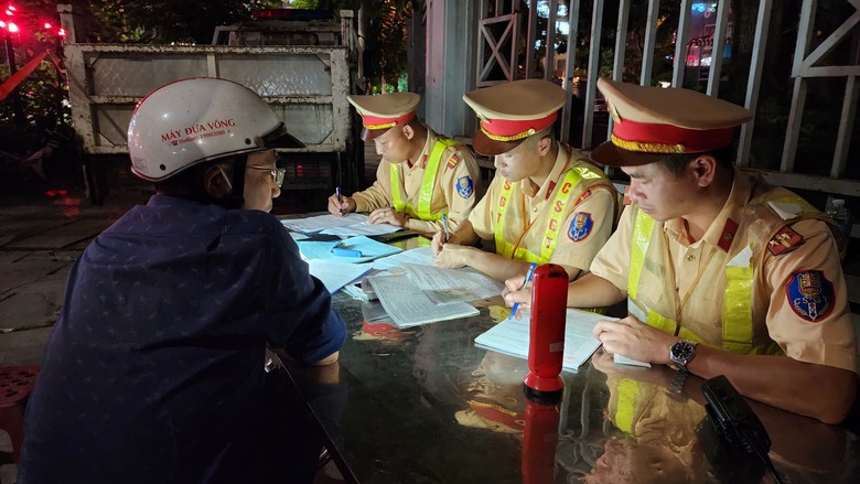 Vi phạm nồng độ cồn vượt mức kịch khung, nam t&agrave;i xế dọa bỏ xe v&igrave; mức phạt cao- Ảnh 11.