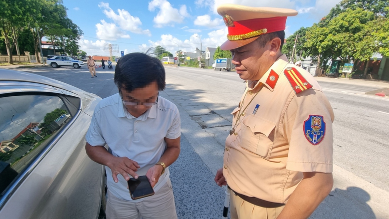 Người vi phạm l&uacute;ng t&uacute;ng khi bị giữ bằng l&aacute;i qua VNeID- Ảnh 2.