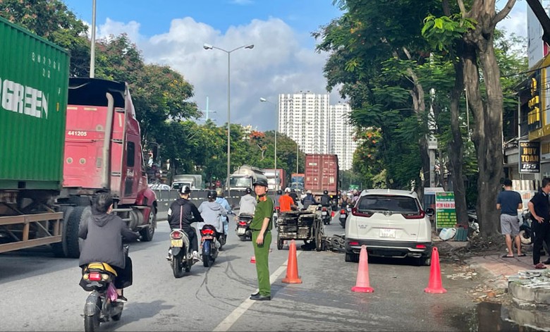 Hiện trường vụ tai nạn khiến 1 người ngồi sau xe máy tử vong. Hiện trường vụ tai nạn khiến 1 người ngồi sau xe máy tử vong.