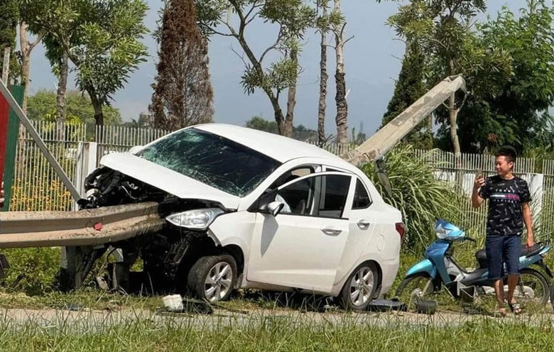 Hiện trường ô tô đâm vào hộ lan trên quốc lộ 21B - Ảnh: YHN. Hiện trường ô tô đâm vào hộ lan trên quốc lộ 21B - Ảnh: YHN.