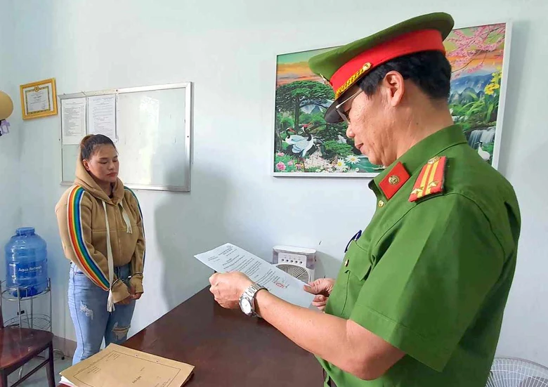 Thu&ecirc; xe &ocirc;m đ&oacute;ng giả nh&acirc;n vi&ecirc;n ng&acirc;n h&agrave;ng để lừa đảo- Ảnh 1.