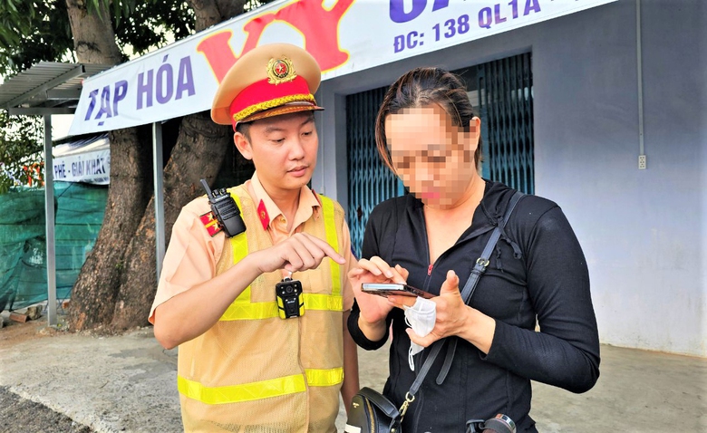 Người vi phạm l&uacute;ng t&uacute;ng khi bị giữ bằng l&aacute;i qua VNeID- Ảnh 3.