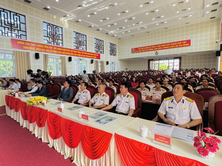 Ông Johnathan Hạnh Nguyễn trao 1 tỷ đồng tặng cán bộ chiến sĩ Vùng 2 Hải quân- Ảnh 2. Ông Johnathan Hạnh Nguyễn trao 1 tỷ đồng tặng cán bộ chiến sĩ Vùng 2 Hải quân- Ảnh 2.