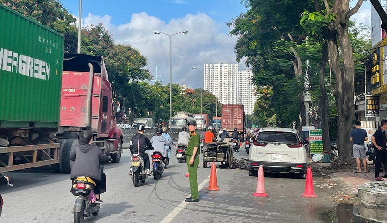 Tr&aacute;nh &ocirc; t&ocirc; dừng đỗ tr&ecirc;n đường, xe m&aacute;y va chạm với xe đầu k&eacute;o khiến một người tử vong- Ảnh 1.