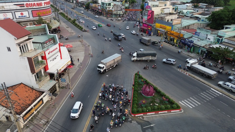 Long An: Chi hơn 5 tỷ xử l&yacute; điểm đen ng&atilde; tư Long Kim tr&ecirc;n QL1- Ảnh 1.
