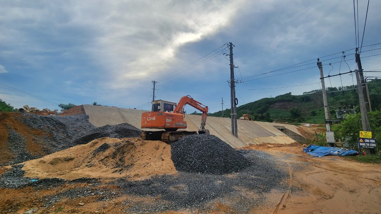 Cận cảnh dự &aacute;n đường 70 tỷ ở Quảng Ng&atilde;i trễ tiến độ, c&ocirc;ng trường vắng hoe- Ảnh 7.