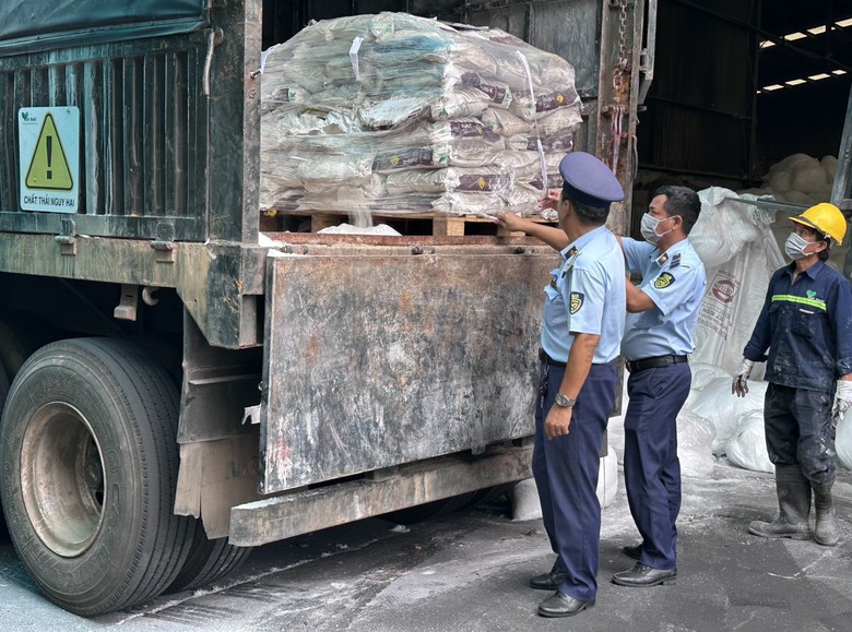 Phạt tiền gần 250 triệu đồng, ti&ecirc;u hủy hơn 43 tấn ph&acirc;n b&oacute;n ở B&igrave;nh Dương- Ảnh 1.