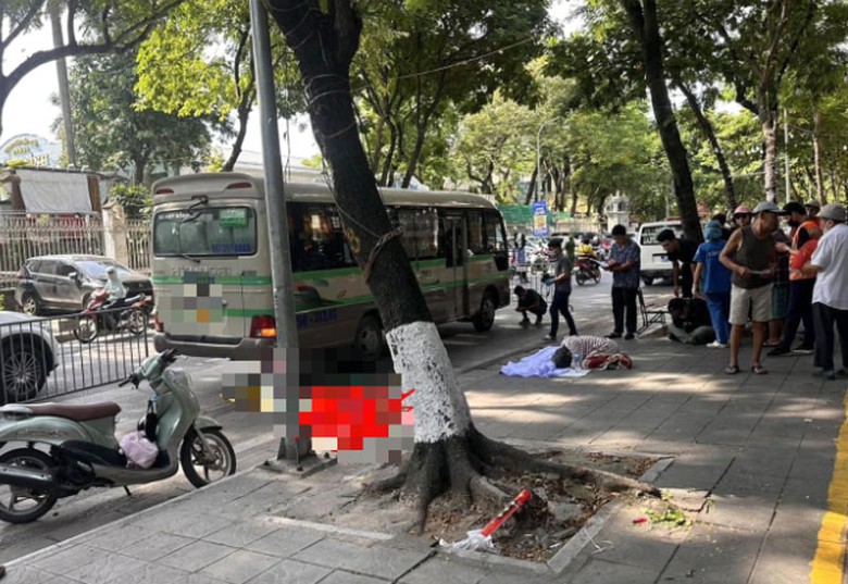 Hiện trường vụ tai nạn khiến 1 cháu nhỏ tử vong tại chỗ. Hiện trường vụ tai nạn khiến 1 cháu nhỏ tử vong tại chỗ.