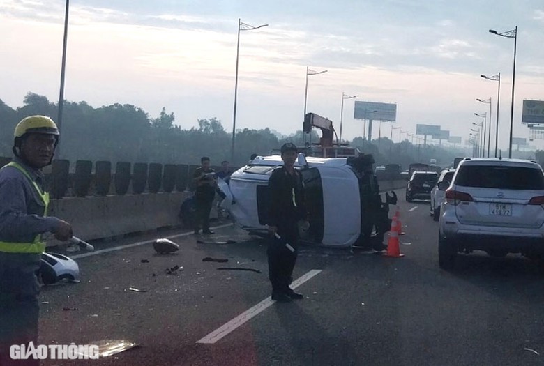 Hiện trường vụ lật xe trên cầu Long Thành. Hiện trường vụ lật xe trên cầu Long Thành.