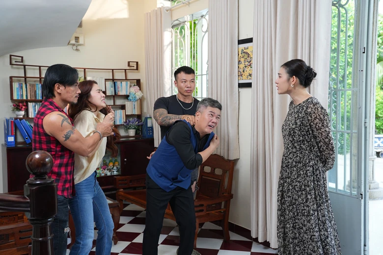 Ho&agrave;ng M&egrave;o l&agrave;m &ldquo;sugar daddy&rdquo; của mỹ nh&acirc;n Miss Earth trong S&oacute;i săn cừu- Ảnh 2.