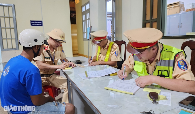Bữa tối uống rượu thuốc, người đ&agrave;n &ocirc;ng ở Đắk Lắk bị tạm giữ phương tiện- Ảnh 11.