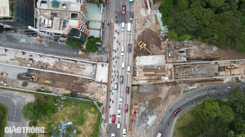 Hầm chui hơn 200 tỷ ở cửa ng&otilde; s&acirc;n bay T&acirc;n Sơn Nhất hối hả về đ&iacute;ch- Ảnh 1.