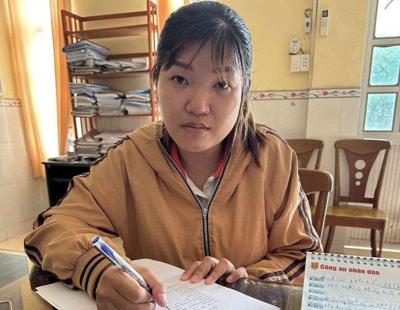 S&oacute;c Trăng: Khởi tố th&ecirc;m 4 đối tượng lừa người d&acirc;n vay tiền l&atilde;i thấp để chuyển nhượng sổ đỏ- Ảnh 3.