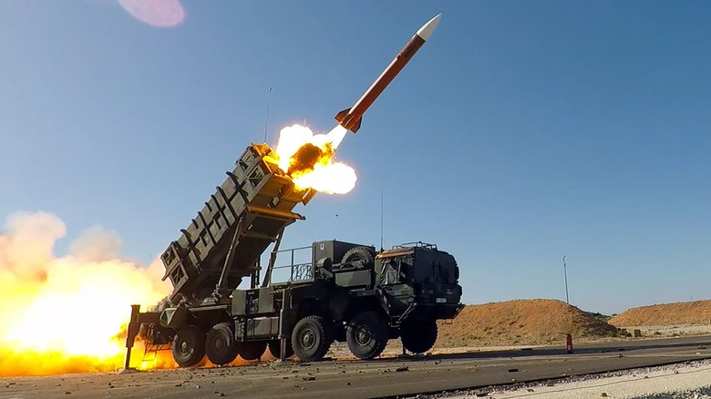 Tổng thống Zelensky đề xuất NATO bắn hạ t&ecirc;n lửa Nga bay v&agrave;o l&atilde;nh thổ Ukraine- Ảnh 2.