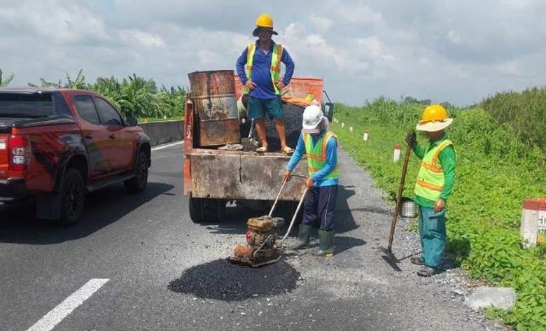 Tận thấy c&ocirc;ng nh&acirc;n dặm v&aacute; &ldquo;ổ g&agrave;&rdquo; tr&ecirc;n tuyến Lộ Tẻ - Rạch Sỏi- Ảnh 5.