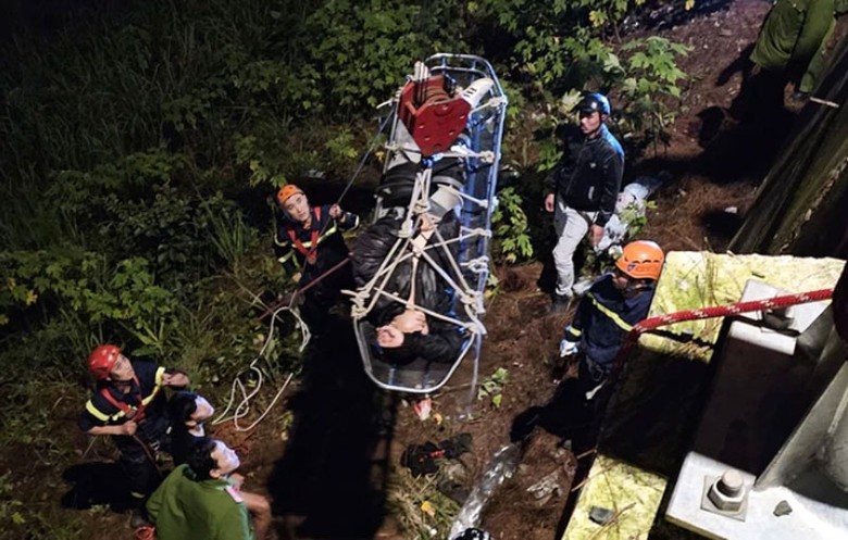 Nạn nh&acirc;n được đưa l&ecirc;n c&aacute;ng để chuyển tới bệnh viện cấp cứu - Ảnh: Trường Nguy&ecirc;n.