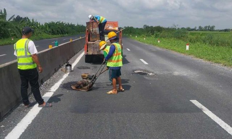 Tận thấy c&ocirc;ng nh&acirc;n dặm v&aacute; &ldquo;ổ g&agrave;&rdquo; tr&ecirc;n tuyến Lộ Tẻ - Rạch Sỏi- Ảnh 6.