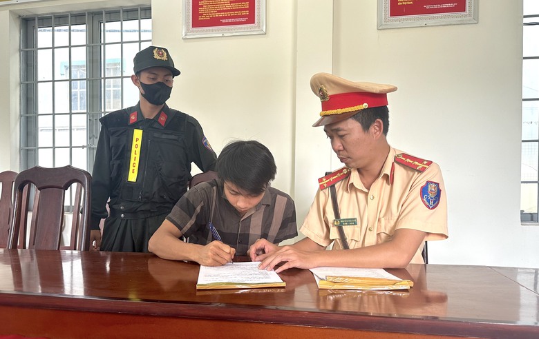 CSGT kể ph&uacute;t truy đuổi kẻ trộm xe, dương t&iacute;nh ma t&uacute;y- Ảnh 2.