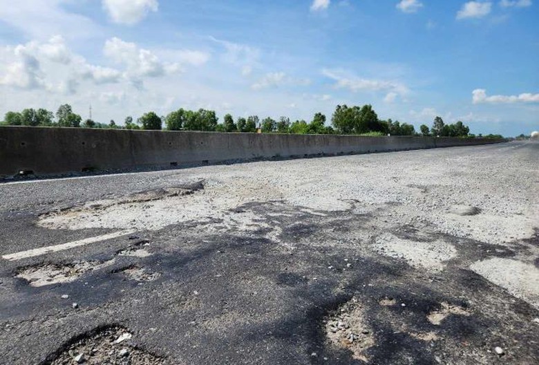 Tận thấy c&ocirc;ng nh&acirc;n dặm v&aacute; &ldquo;ổ g&agrave;&rdquo; tr&ecirc;n tuyến Lộ Tẻ - Rạch Sỏi- Ảnh 1.