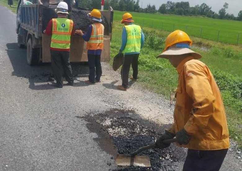 Tận thấy c&ocirc;ng nh&acirc;n dặm v&aacute; &ldquo;ổ g&agrave;&rdquo; tr&ecirc;n tuyến Lộ Tẻ - Rạch Sỏi- Ảnh 11.