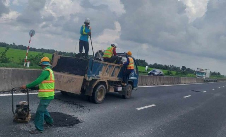 Tận thấy c&ocirc;ng nh&acirc;n dặm v&aacute; &ldquo;ổ g&agrave;&rdquo; tr&ecirc;n tuyến Lộ Tẻ - Rạch Sỏi- Ảnh 4.