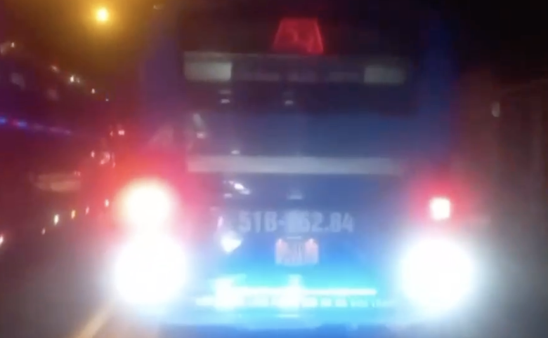 Ngăn hiểm họa từ &ocirc; t&ocirc; "độ" đ&egrave;n qu&aacute; s&aacute;ng- Ảnh 1.