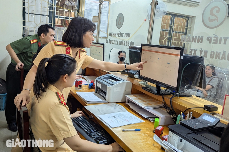 Những chủ xe đầu ti&ecirc;n đăng k&yacute;, bấm biển số tr&ecirc;n cổng dịch vụ c&ocirc;ng- Ảnh 3.