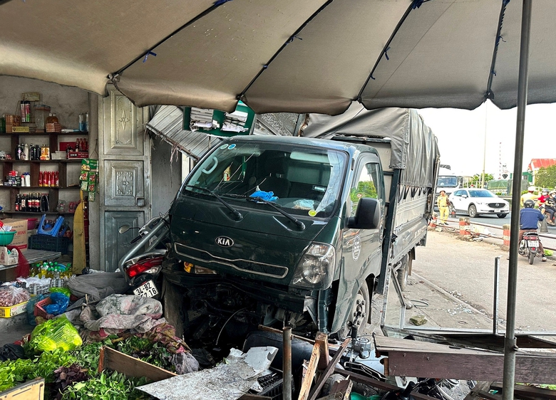 Ô tô tải mất lái lao vào sạp hàng, nhiều người may mắn thoát nạn- Ảnh 1. Ô tô tải mất lái lao vào sạp hàng, nhiều người may mắn thoát nạn- Ảnh 1.