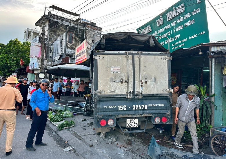 Ô tô tải mất lái lao vào sạp hàng, nhiều người may mắn thoát nạn- Ảnh 2. Ô tô tải mất lái lao vào sạp hàng, nhiều người may mắn thoát nạn- Ảnh 2.