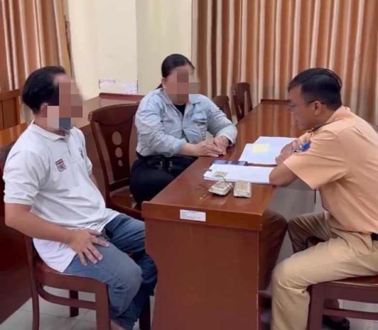 T&agrave;i xế xe bu&yacute;t độ đ&egrave;n g&acirc;y ch&oacute;i mắt bị phạt 1,5 triệu, tước giấy ph&eacute;p 2 th&aacute;ng- Ảnh 1.