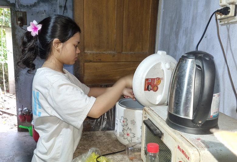 Tương lai mịt mờ của hai chị em mồ c&ocirc;i cha mẹ- Ảnh 1.