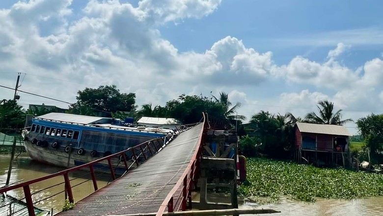 Ghe 40 tấn chở c&aacute; t&ocirc;ng lệch cầu sắt ở Long An- Ảnh 1.