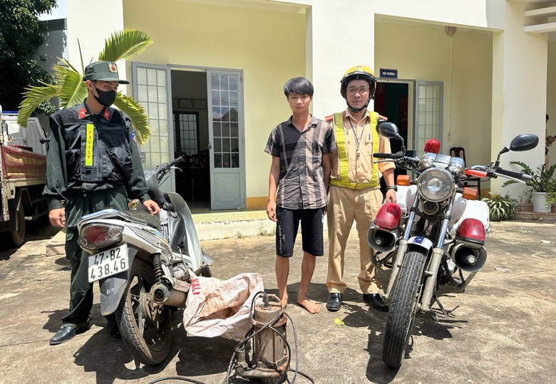 CSGT kể ph&uacute;t truy đuổi kẻ trộm xe, dương t&iacute;nh ma t&uacute;y- Ảnh 1.