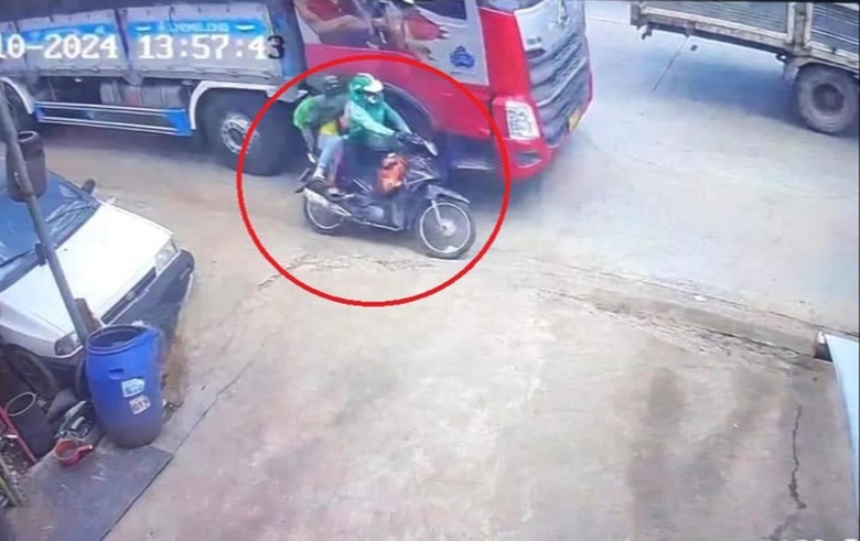 Vụ tai nạn 2 mẹ con tử vong ở B&igrave;nh Dương: T&agrave;i xế xe tải lấn l&agrave;n, &eacute;p xe &ocirc;m- Ảnh 1.