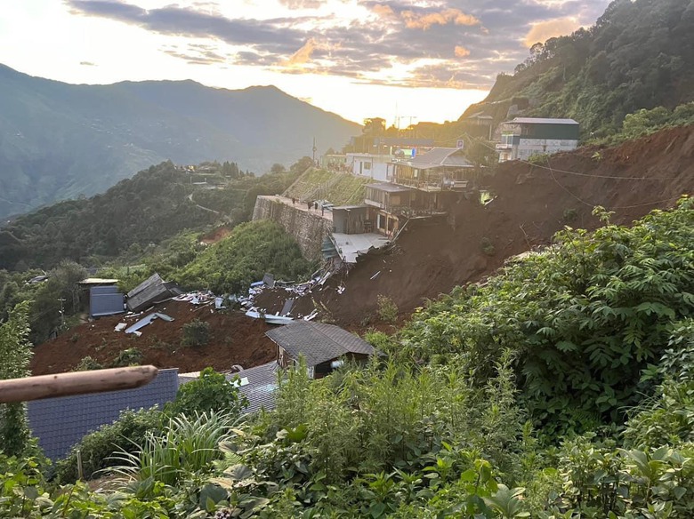 Sạt lở đất v&ugrave;i lấp homestay ở Sơn La, 1 phụ nữ tử vong, 2 người bị thương- Ảnh 1.