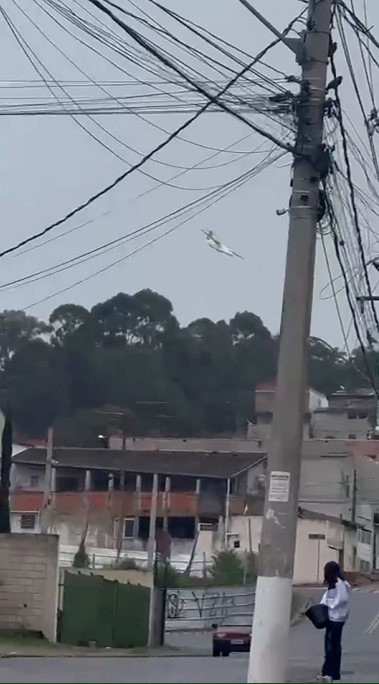 Video khoảnh khắc m&aacute;y bay chở &iacute;t nhất 61 người rơi thẳng xuống khu d&acirc;n cư tại Brazil- Ảnh 1.