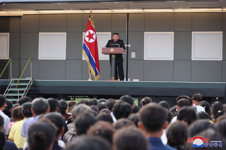 L&atilde;nh đạo Triều Ti&ecirc;n đi t&agrave;u bọc th&eacute;p mang h&agrave;ng viện trợ cho người d&acirc;n v&ugrave;ng lũ- Ảnh 4.