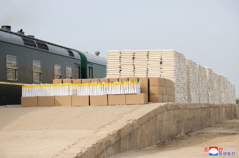 L&atilde;nh đạo Triều Ti&ecirc;n đi t&agrave;u bọc th&eacute;p mang h&agrave;ng viện trợ cho người d&acirc;n v&ugrave;ng lũ- Ảnh 5.