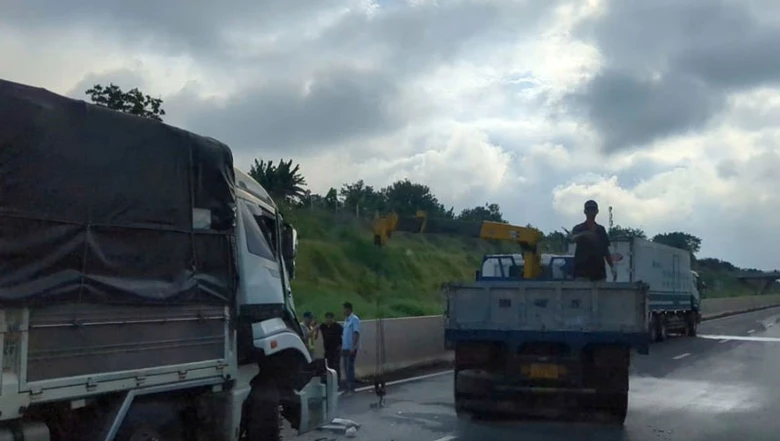 Hiện trường vụ hai xe tải va chạm khiến tài xế bị thương. Hiện trường vụ hai xe tải va chạm khiến tài xế bị thương.