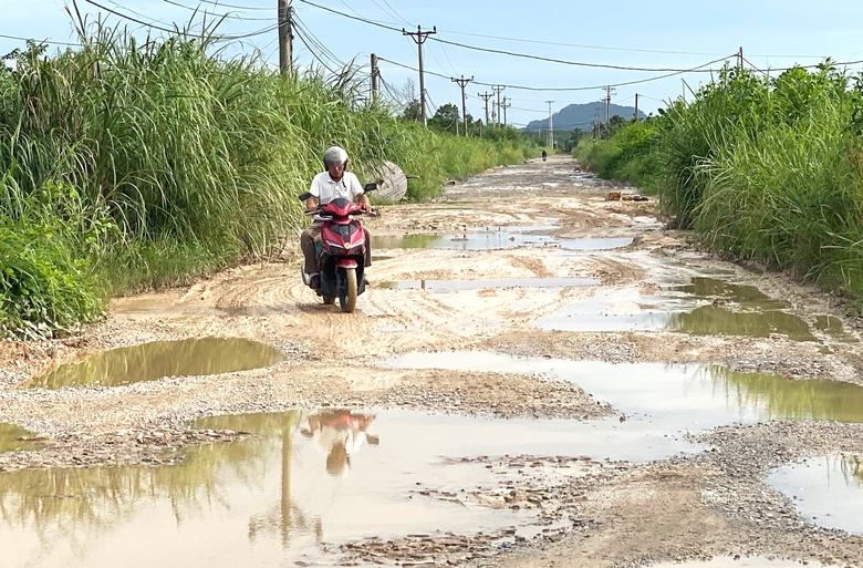 Quảng Ninh: Đường cứu hộ đ&ecirc; n&aacute;t như ruộng c&agrave;y v&igrave; xe tải trọng lớn- Ảnh 1.