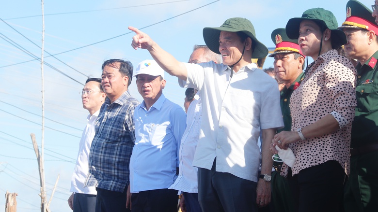 Sạt lở đ&ecirc; biển ở Bạc Li&ecirc;u - C&agrave; Mau: Ph&oacute; thủ tướng lưu &yacute; việc di dời d&acirc;n l&agrave; cấp thiết- Ảnh 3.